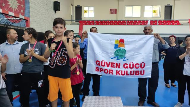 Sporcular mahallelerinde davul zurnayla karşılandı